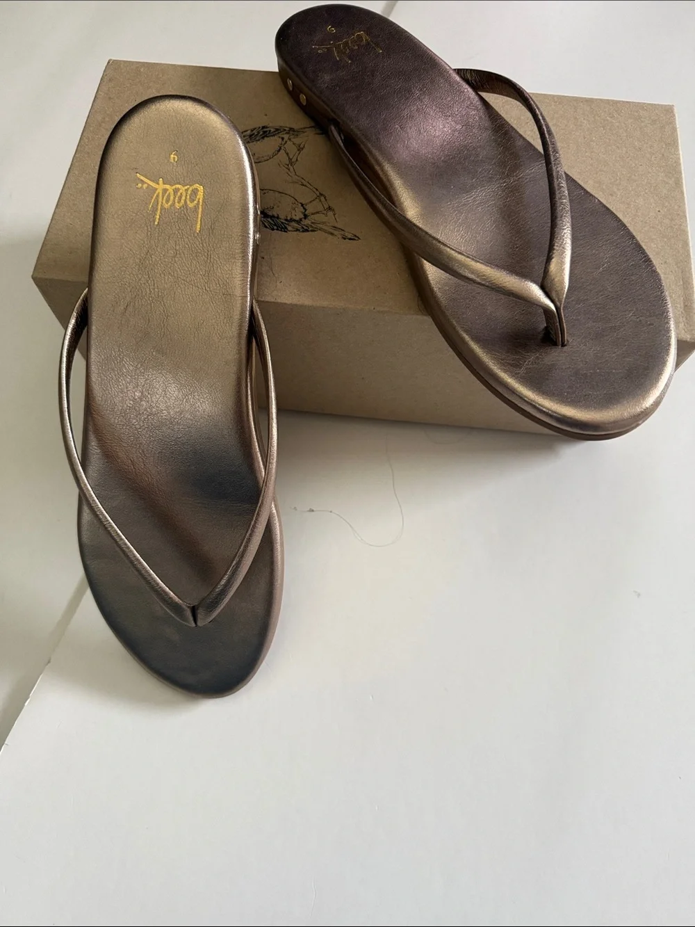 NWT BEEK SUNBEAM METALLIC BRONZE FLIP FLOP SANDAL, SIZE 9